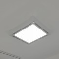 Ramka pozwala na montaż lampy na klasycznym suficie (nie podwieszanym).